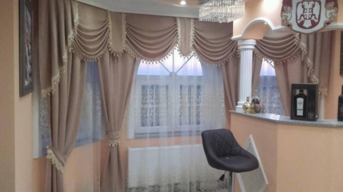 Set drapaj grej cu perdea albă brodată – Model Cappuccino 10
