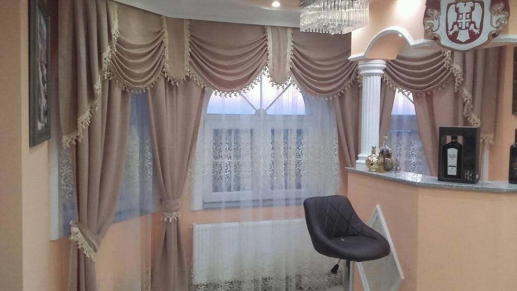 Set drapaj grej cu perdea albă brodată – Model Cappuccino 10